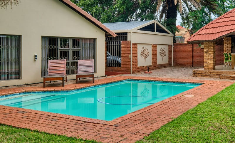 Desain Kolam Renang Minimalis untuk Halaman Belakang